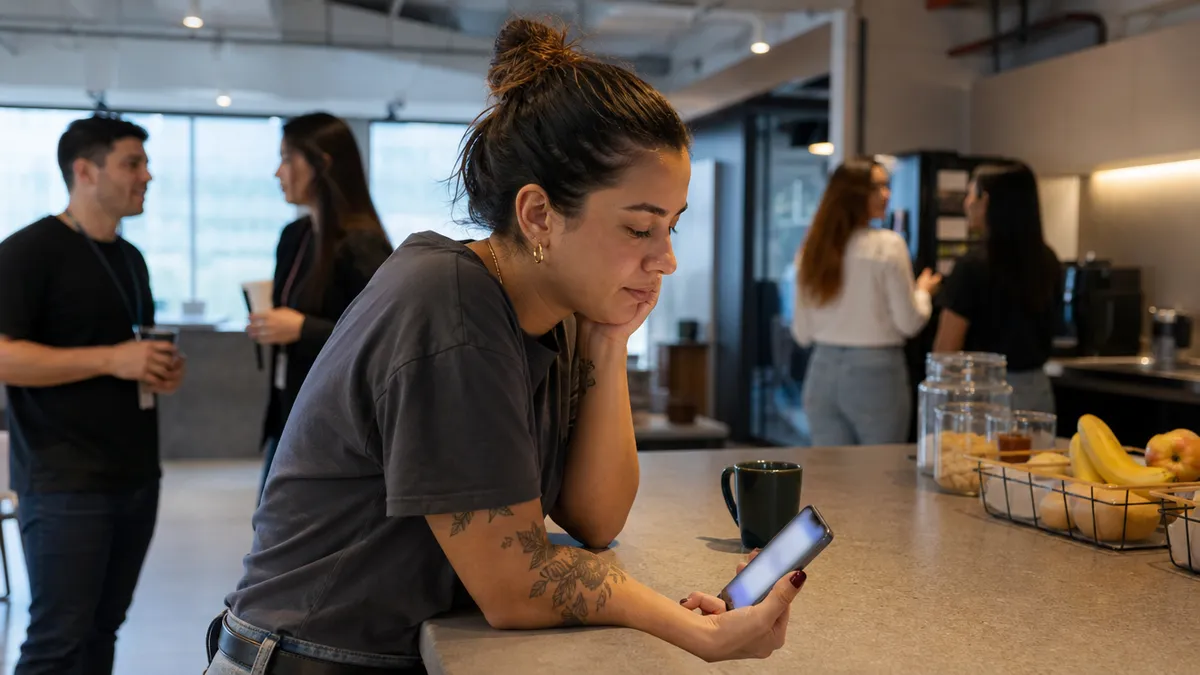 Colaborador no celular com app simples.