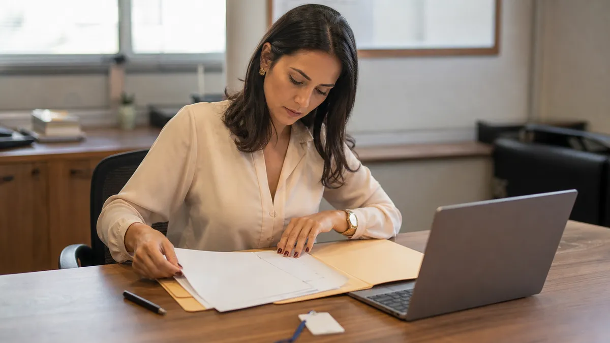 RH atualizando ficha de colaborador.